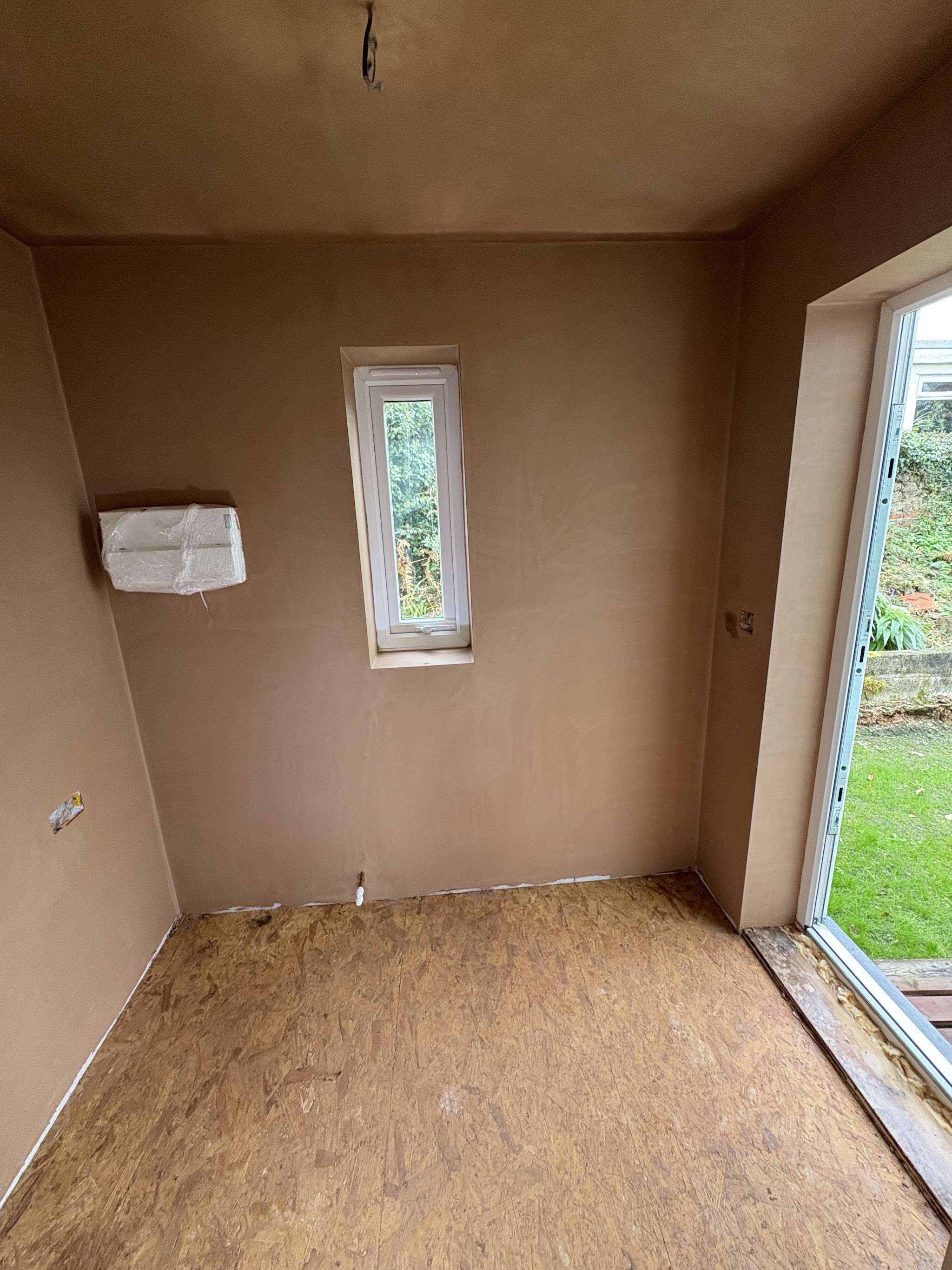 Freshly plastered room with an unpainted ceiling and walls